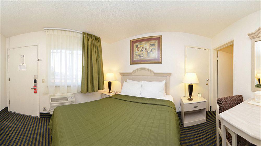 Super 8 By Wyndham San Diego Hotel Circle Eksteriør bilde